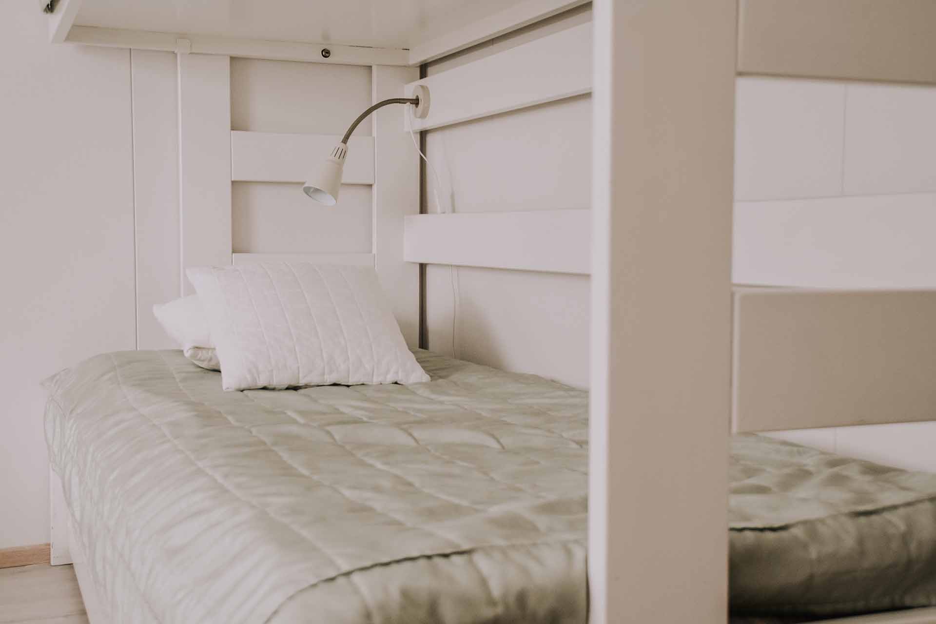 Joissakin huoneissa löytyy myös kerrossänky.