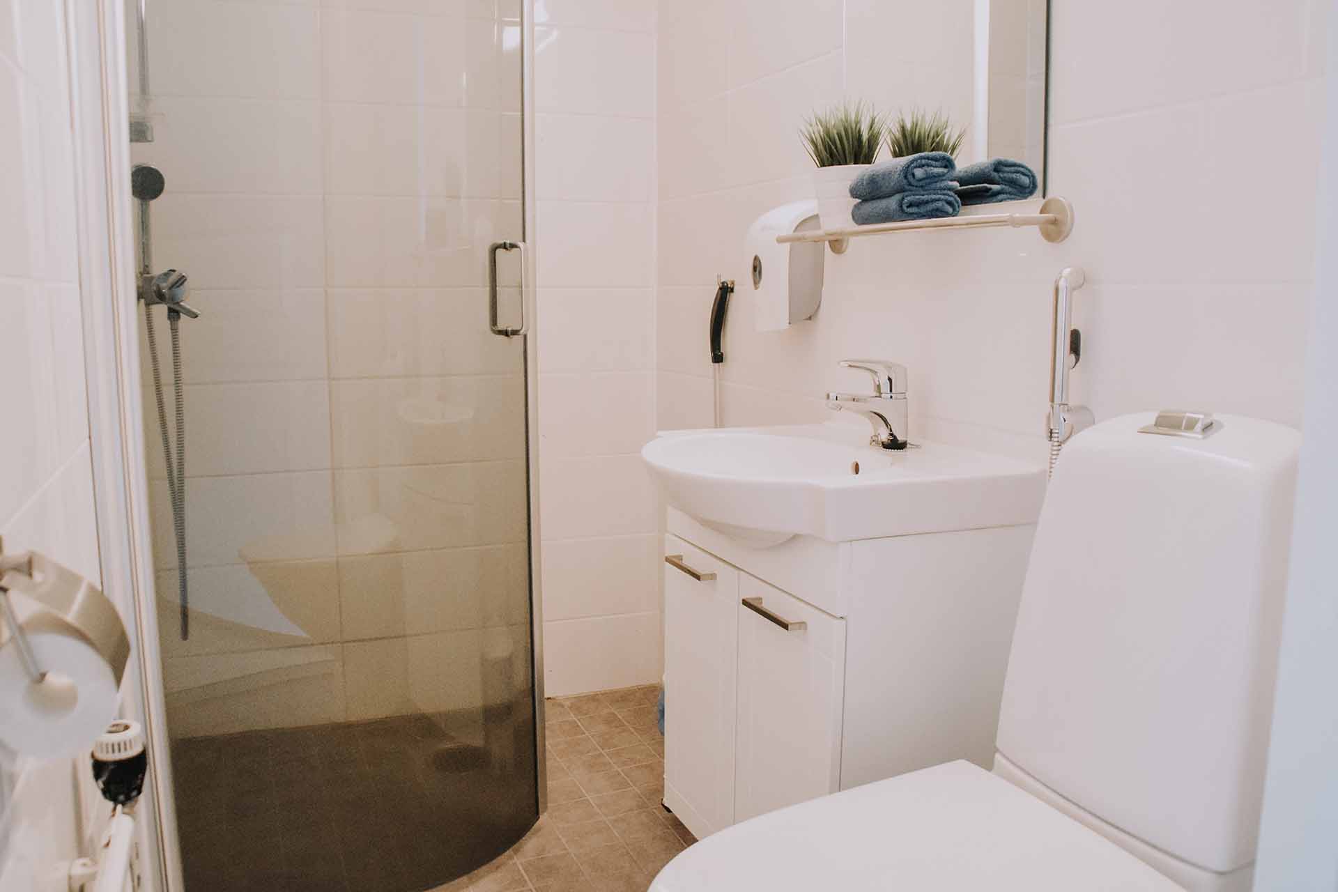 Siisti ja kompakti tila osana majoittumista.