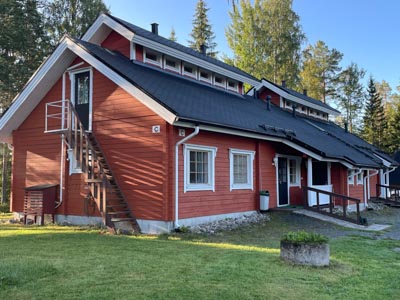 Lähetyshuvilan ulkopuoli Lähetyshuvilassa on kolme erilaista kohdetta majoitukseen. Lähetyshuvila sijaitsee Kiponniemessä, lähellä Jyväskylää.