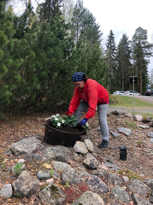 Ystävät antavat panoksensa yhteiseen hyvään.