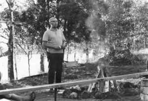 Iltanuotio hetki leirillä.