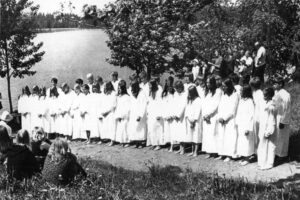 Monet ovat pukeutuneet valkoiseen ja menossa kristilliselle upotuskasteelle.