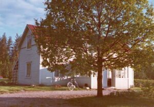 Historiassa päärakennus on saanut monta värikerrosta.