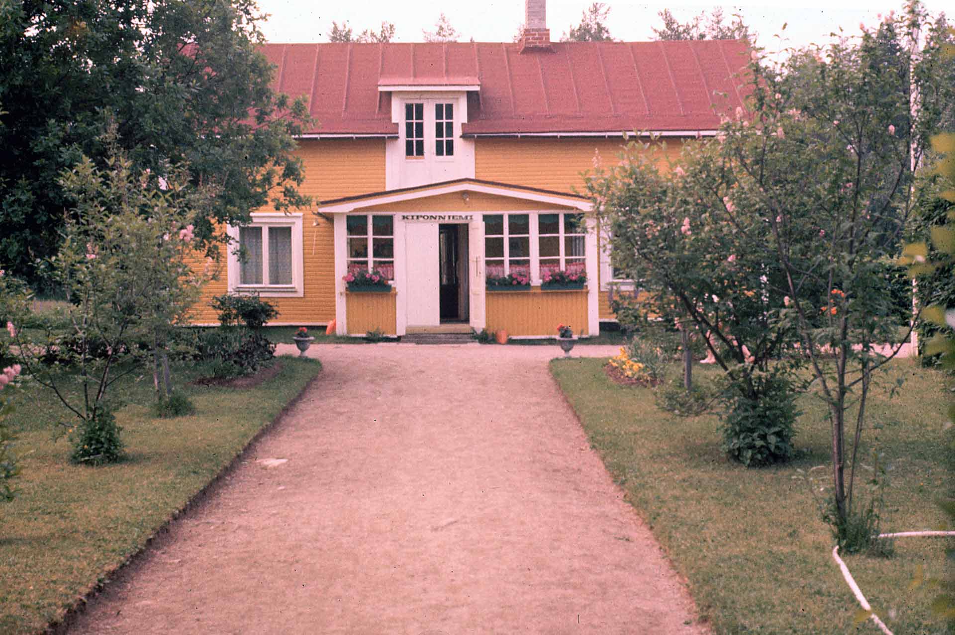 Kiponniemen historiaan kuuluu monia vaiheita. Kuvassa ensimmäinen päärakennus.