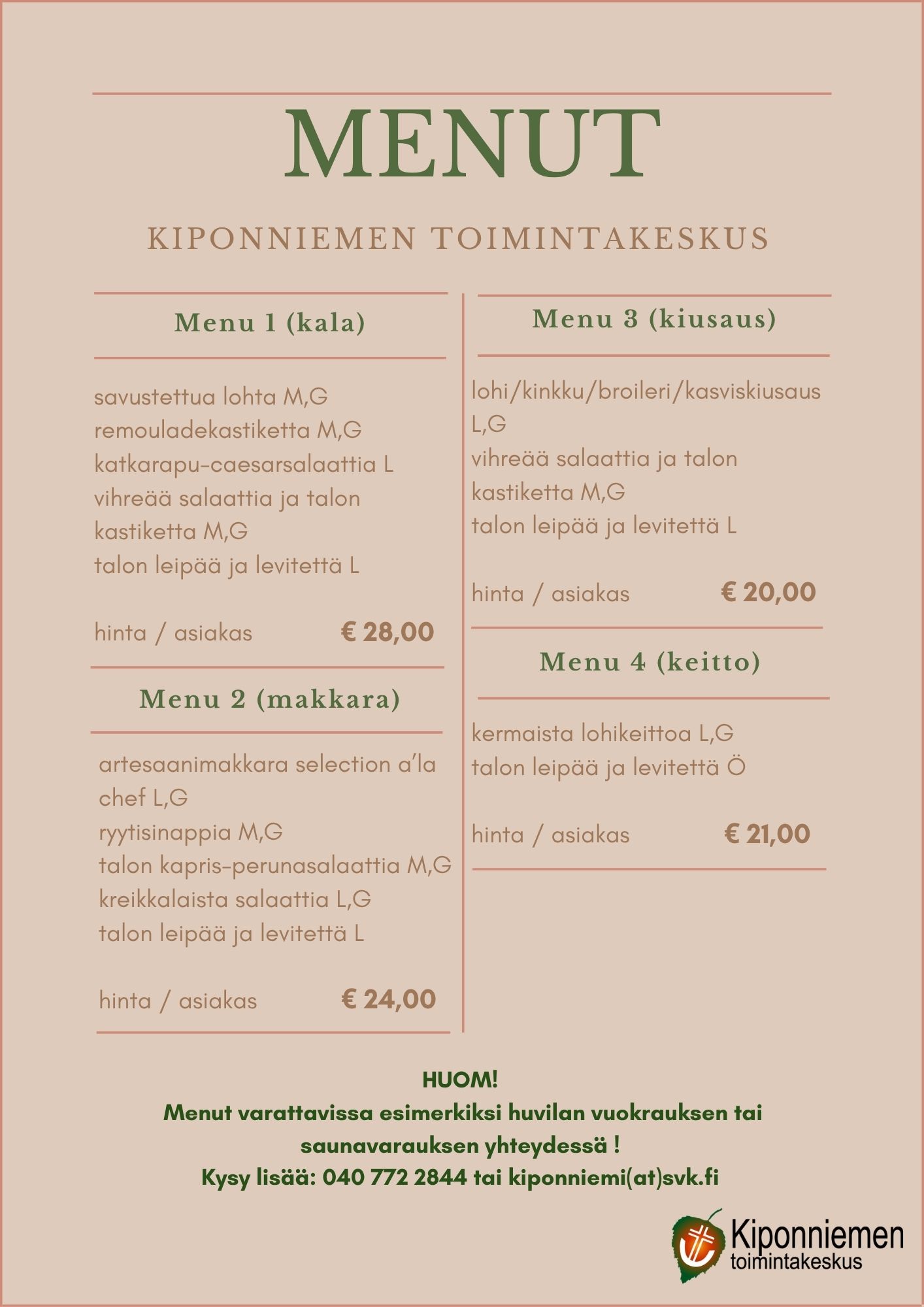 Ihmiset seisomassa ja lippu näkyy taustalla. Vuodenaikana kesä.